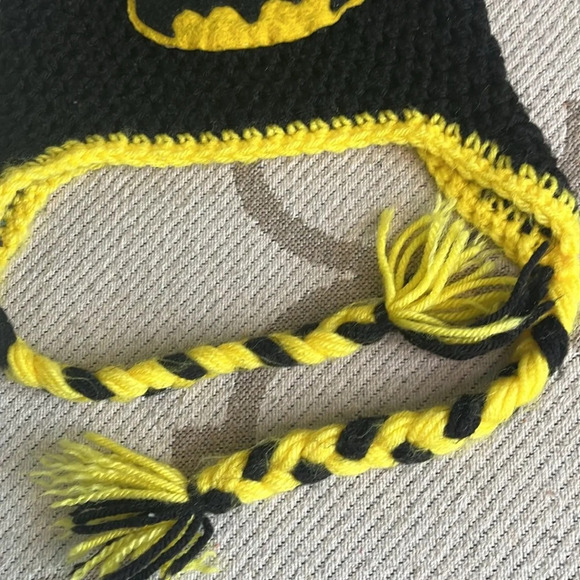 Batman hand knit crocheted winter beanie hat, 3-5 yrs - Picture 4 of 11